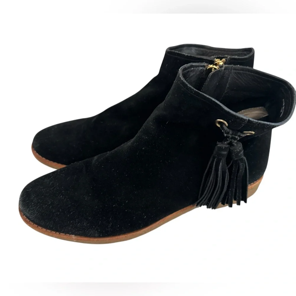 Kate Spade black suede leather zip up ankle booty with tassle. Woman’s size 11